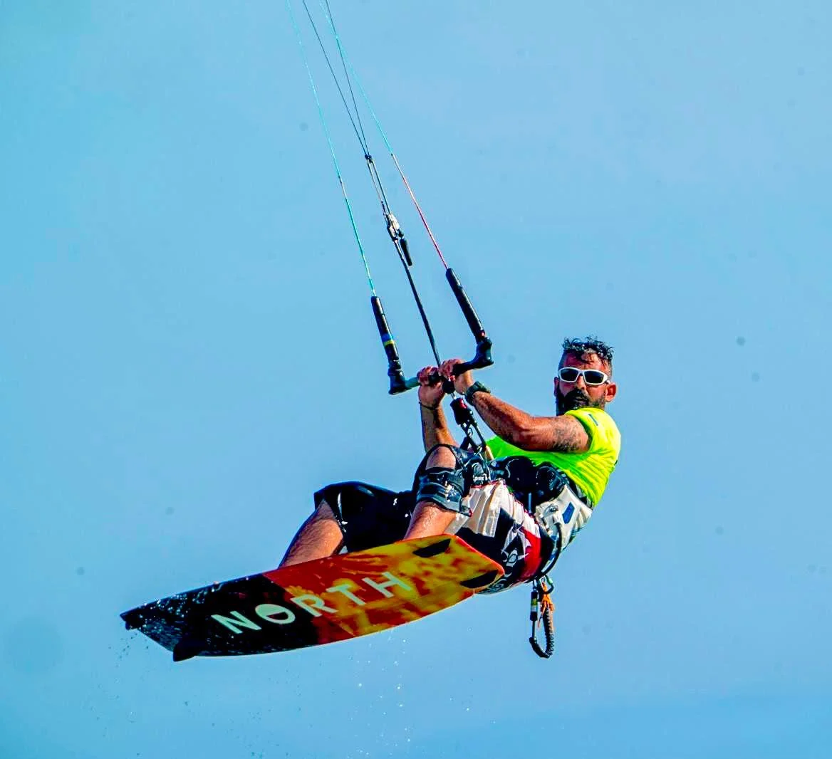 Umberto Pesciotti in azione con il kite