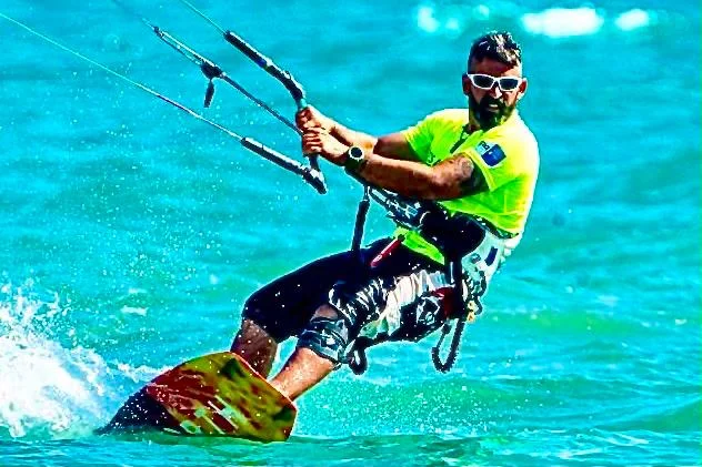 Umberto Pesciotti durante una sessione di kitesurf